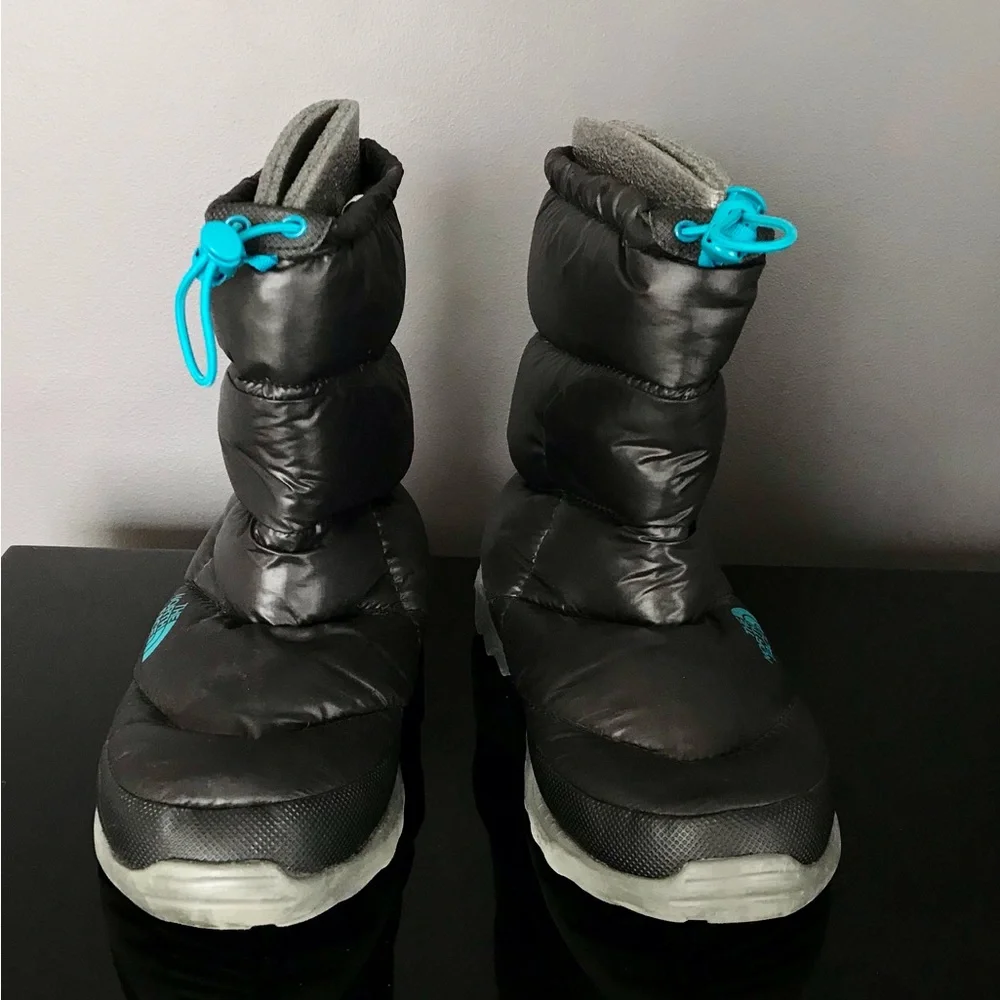 The iconic North Face Bootie is keep your feet warm during cold winter. - Picture 2 of 15